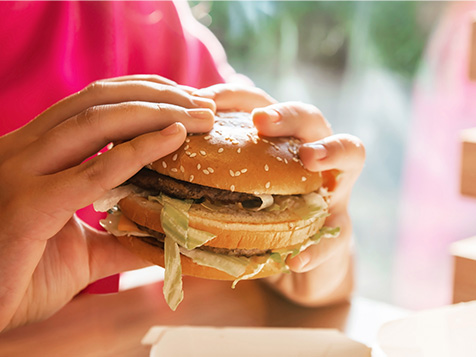 Hamburguesa en la mano