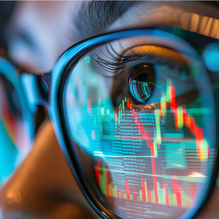 Un homme et une femme regardant un ordinateur portable