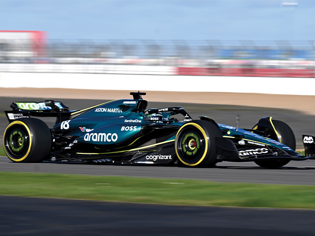 Ein grüner Rennwagen auf der Strecke, der seine Geschwindigkeit und seinen Wettbewerbsgeist unterstreicht