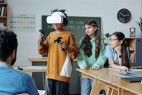 Students using VR glass for learning